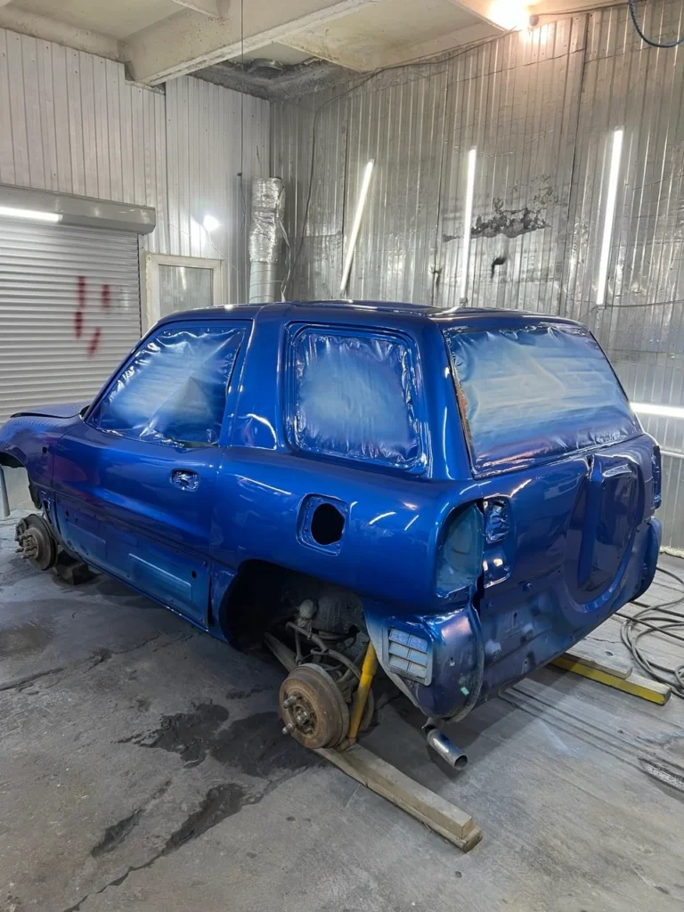 Покраска автомобиля в цехе